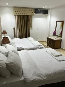 Ліжко або ліжка в номері Full Pyramids View Apartment with Balcony For 8 P