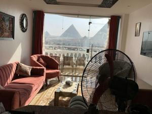 Зона вітальні в Full Pyramids View Apartment with Balcony For 8 P