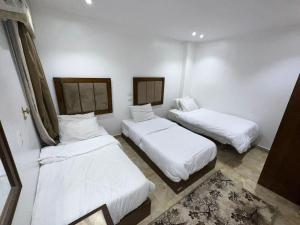 Ліжко або ліжка в номері Full Pyramids View Apartment with Balcony For 8 P