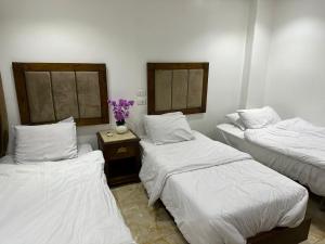 Ліжко або ліжка в номері Full Pyramids View Apartment with Balcony For 8 P