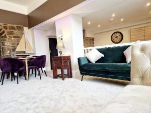 a living room with a green couch and a table at Hamilton - Lord William in Scorton