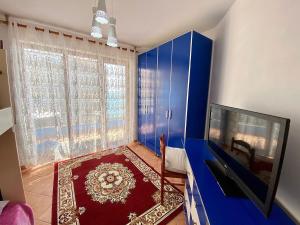 sala de estar con armario azul y TV en Durres Apartament, en Durrës