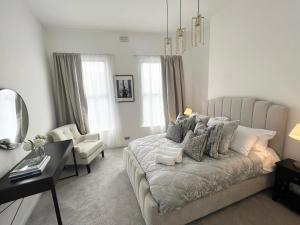 sypialnia z łóżkiem, biurkiem i krzesłem w obiekcie Luxury Belfast Stay - Townhouse w mieście Belfast