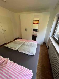 um quarto com duas camas num quarto em Sunset Dreams Apartment em Bühl