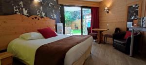 Cette chambre comprend un grand lit et une fenêtre. dans l'établissement Résidence Côté Chalet, à Thonon-les-Bains