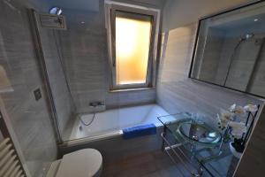 een badkamer met een bad, een wastafel en een raam bij Luxury Villa Tokyo in Kunitachi