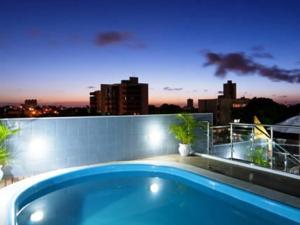 - une piscine sur le balcon offrant une vue sur les toits de la ville dans l'établissement Hotel Agua Marinha, à Natal