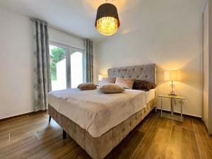 Кровать или кровати в номере Villa Olivija-direkt am Strand!