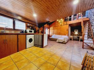een keuken en een woonkamer met een trap in een huis bij Precioso Apartamento en Osséja in Osséja