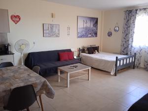 een woonkamer met een bank en een bed bij Xylophagou Rest and Relax 3 Ayia Napa Larnaca 1 bedroom apartment in Xylophaghou