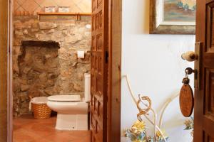 Ein Badezimmer in der Unterkunft El Molí de Pontons suites con jacuzzi spa