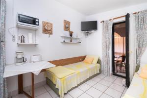 Televízia a/alebo spoločenská miestnosť v ubytovaní Apartments Stefani