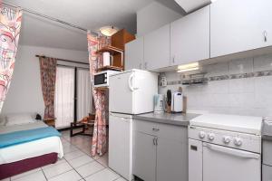 Kuchyňa alebo kuchynka v ubytovaní Apartments Stefani