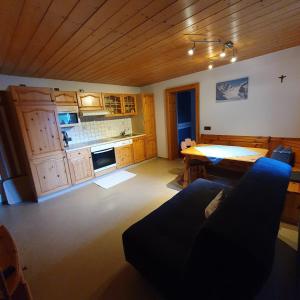 ein Wohnzimmer mit einem Sofa und einem Tisch in der Unterkunft Pitztal Ferienwohnungen in Sankt Leonhard im Pitztal