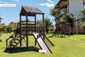 einen Spielplatz in einem Park mit Rutsche in der Unterkunft Bangalô vista mar no VG Sun Cumbuco por Tactu in Paracumbuca
