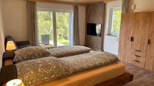 een slaapkamer met 2 bedden en een raam bij Greenhaus in Feldberg