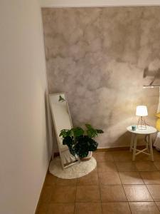 een hoek van een kamer met een tafel en een plant bij Figurari Home Napoli-3 Deluxe in Napels