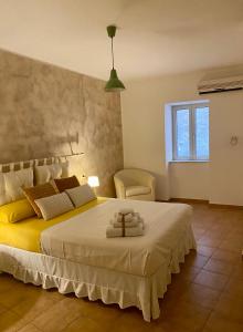 een slaapkamer met een groot bed en 2 handdoeken bij Figurari Home Napoli-3 Deluxe in Napels