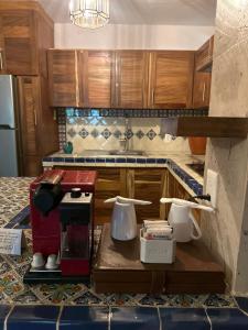 cocina con encimera y electrodomésticos en Casa Miura Hotel Boutique en Ajijic