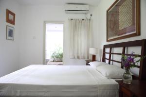 Un pat sau paturi într-o cameră la Stone Well Garden Villa