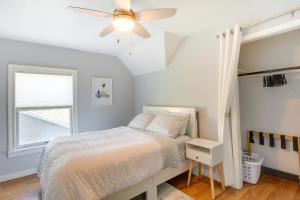 um quarto com uma cama e uma ventoinha de tecto em Manitowoc Retreat - Steps from Lake Michigan! em Manitowoc