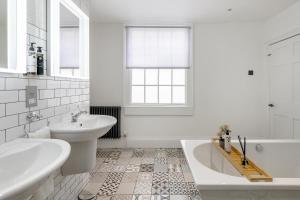 Ένα μπάνιο στο The Old Crescent Bakery - 4 Bedroom Residence in Bath by Mint Stays