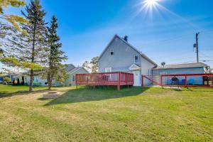 uma casa com uma cerca vermelha no quintal em Manitowoc Retreat - Steps from Lake Michigan! em Manitowoc