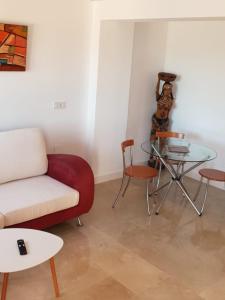 un soggiorno con un divano e un tavolo di vetro di REYNURBAN a Castillo de Sabinillas