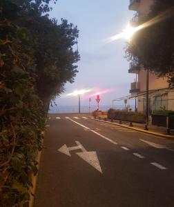an empty road with an arrow on the side at Solenzara tre passi dal mare in Roquebrune-Cap-Martin
