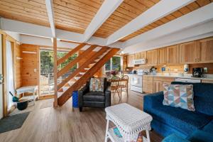 マンザニータにあるBlue Pearl MCA#278の青いソファとキッチンのあるリビングルーム