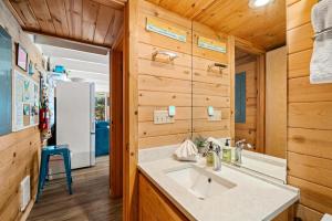 マンザニータにあるBlue Pearl MCA#278のシンクと冷蔵庫付きのキッチン +22枚の写真