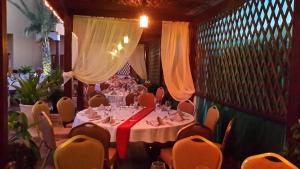 a dining room with a table and chairs at Les Acacias Hotel Djibouti in Djibouti