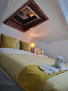 - une chambre avec un lit et une serviette dans l'établissement Be our Guest! Stylish-Free parking-Central location, à Headingley