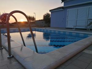 una piscina con alfabetizador en House with pool, en Mali Lošinj