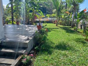 un jardín con una fuente en un patio en Villa Benaglia en Mahébourg