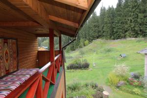 un balcón de una casa con vistas a un campo en Еко-садиба "Під ліском" en Yablunytsya