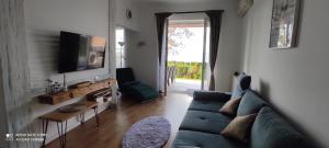 Televízia a/alebo spoločenská miestnosť v ubytovaní Panoráma Gold Wellness Apartman