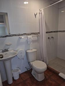 ein Bad mit einem WC, einem Waschbecken und einer Dusche in der Unterkunft Luna de Plata in Quetzaltenango