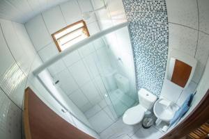 an overhead view of a bathroom with a toilet and a shower at Verdemar Chalés in Penha