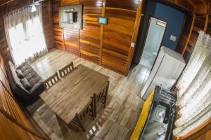 an overhead view of a living room with a wooden table at Verdemar Chalés in Penha +39 photos