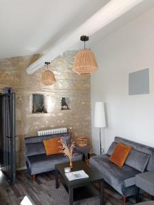 Sala de estar con 2 sofás y mesa en Auvergnat'Home, en Chaptuzat