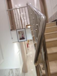 un pasillo con escaleras con una foto en la pared en فندق نجران ول ان en Najrán