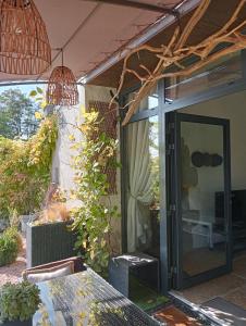 um pátio exterior com uma mesa e uma porta de vidro em Auvergnat'Home em Chaptuzat