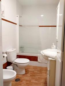 Un baño con inodoro, lavabo y bañera. en Apartamento Urb La Tortuga I, en Tarifa