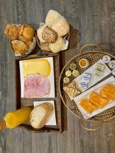 einen Tisch mit verschiedenen Brotsorten und Käse in der Unterkunft Chez Roya in Zaventem
