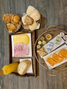 een tafel met verschillende soorten brood en kaas bij Chez Roya in Zaventem