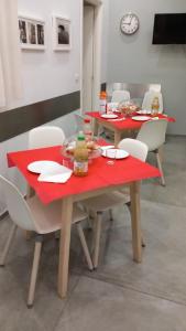 dos mesas con servilletas rojas y comida en ellas en Casa Franzese, en Nápoles