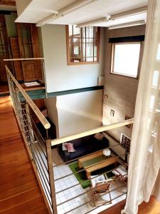 ein Zimmer mit einer Treppe in einem Haus in der Unterkunft Astra House in Riga