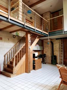 Großes Zimmer mit Holztreppe und Küche in der Unterkunft Astra House in Riga