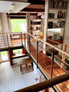 einen Blick über ein Wohnzimmer mit einer Treppe in der Unterkunft Astra House in Riga